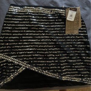 Size Small- retails for $100+ includes tags. Black Skirt has silver sequins.